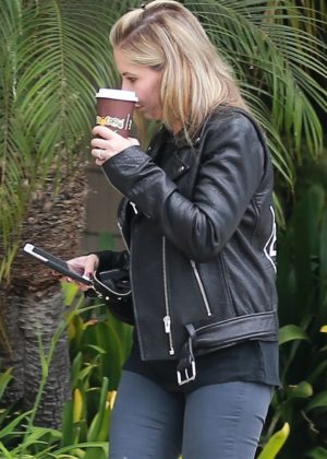 Sarah Michelle Gellar - Stops for a coffee in Santa Monica